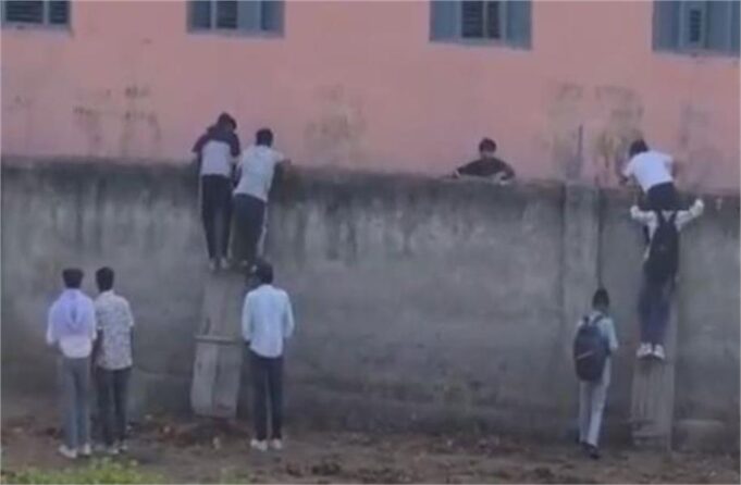 शिक्षा विभाग के दावे फेल, 10वीं के पेपर में खुलेआम हुई नकल