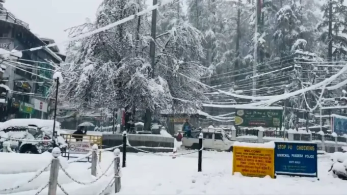 कुल्लू-मनाली में बारिश और बर्फबारी का कहर, घरों में घुसा पानी, मलबे में दबीं गाड़ियां