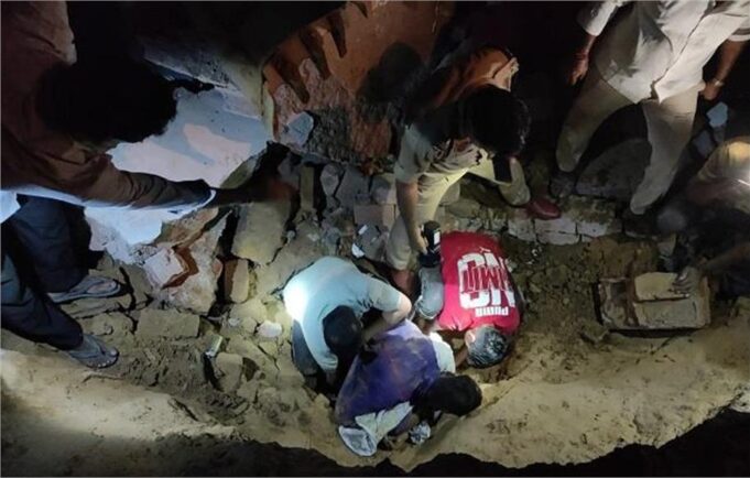 निर्माणाधीन इमारत की दीवार गिरी, कई मजदूर दबे, एक की हालत गंभीर