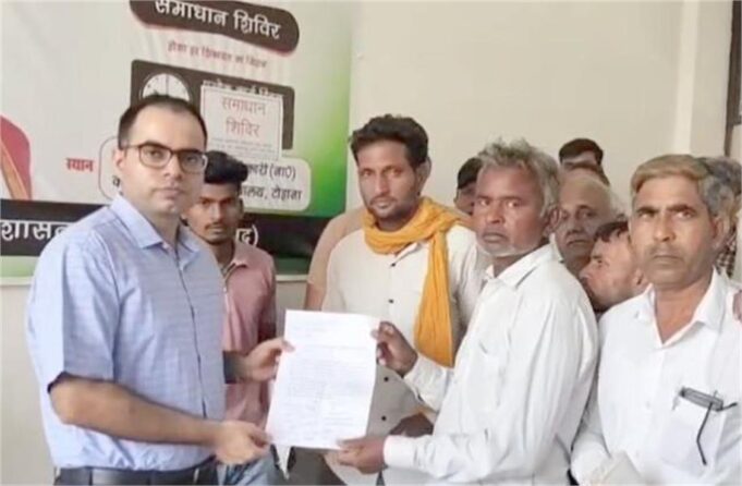 टोहाना में मनरेगा मजदूरी के दौरान हादसा, मृतक महिला के परिजनों ने लगाई मदद की गुहार, सीएम के नाम भेजा ज्ञापन