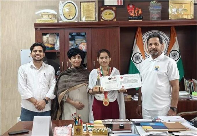 Haryana के कैथल की बेटी ने 8 फुट 7 इंच लंबे बालों से बनाया World Record, फिर कैंसर पीड़ित को किए डोनेट