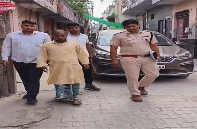 ‘घर के अंदर दबा है 100 करोड़ का खजाना’, लालच देकर मौलवी ने ठगे थे लाखों रुपए, अब पहुंचा सलाखों के पीछे