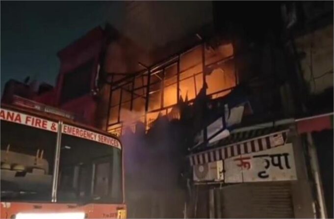 फरीदाबाद में ग्रॉसरी स्टोर में लगी आग: फायर बिग्रेड़ की 10 गाड़ियां ने आग पर पाया काबू