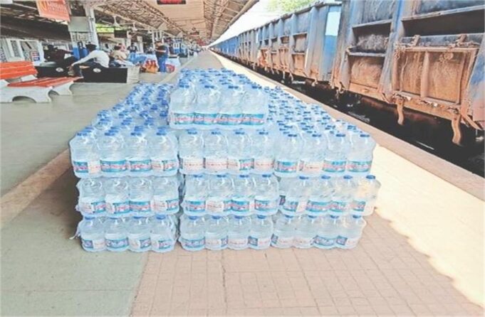 यात्रीगण कृपया ध्यान दें, क्या आप भी रेल नीर पर ज्यादा पैसा दे रहे हैं? तो ऐसे करें शिकायत