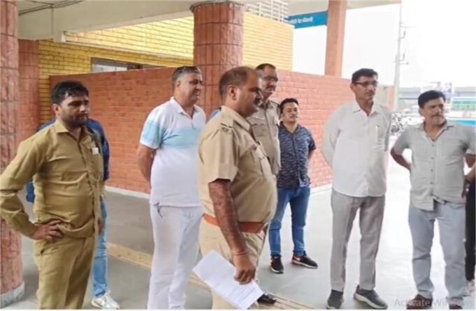 बस अड्डे के बाथरूम में मिला युवक का शव, इलाके में सनसनी