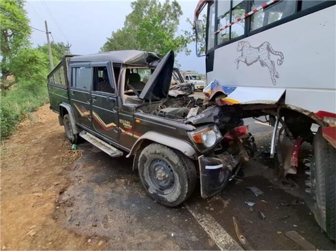 हरियाणा में तेज रफ्तार बोलेरो ने खड़ी बस में मारी टक्कर, गाड़ी चालक हुआ घायल…यात्री सुरक्षित