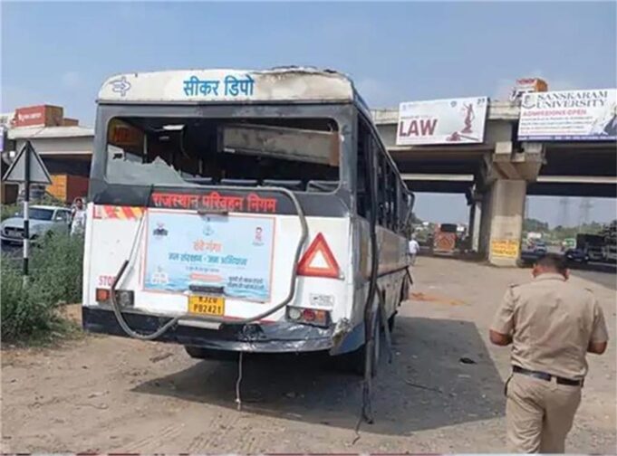 रोडवेज की बस सड़क पर पलटी, दिल्ली पुलिस के जवान की मौत…10 सवारियां भी हुई घायल