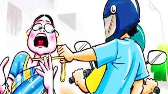 हथियार के बल पर महिला से चेन स्नैचिंग करने वाले को लोगाें ने पकड़कर धुना, एक स्नैचर फरार