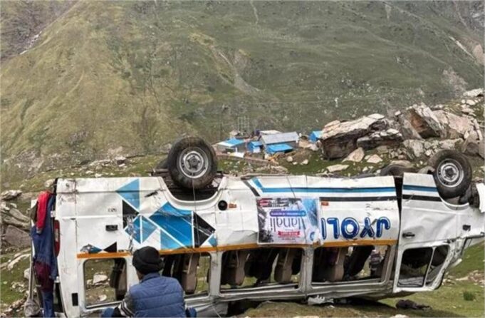 हिमाचल में गहरी खाई में गिरा ट्रैवलर, हरियाणा के 2 टूरिस्टों की मौत, इन जिलों के रहने वाले थे मृतक