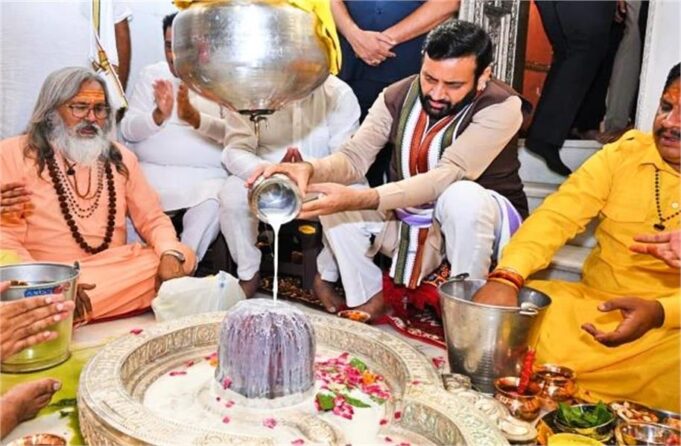 कुरुक्षेत्र के संगमेश्वर महादेव मंदिर पहुंचे सीएम सैनी, शिवलिंग का किया अभिषेक