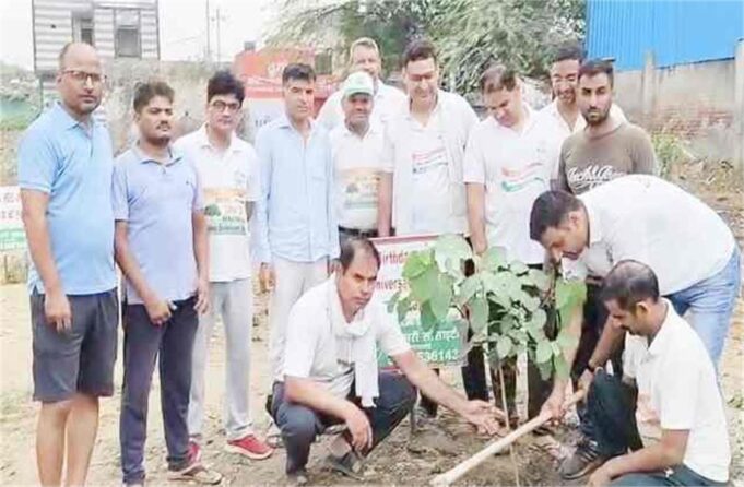 बहादुरगढ़ के लोगों की अनूठी पहल: कूड़े से भरी ग्रीन बेल्ट को बनाया हरियाली का प्रतीक, लोगों ने लगाए 400 पौधे