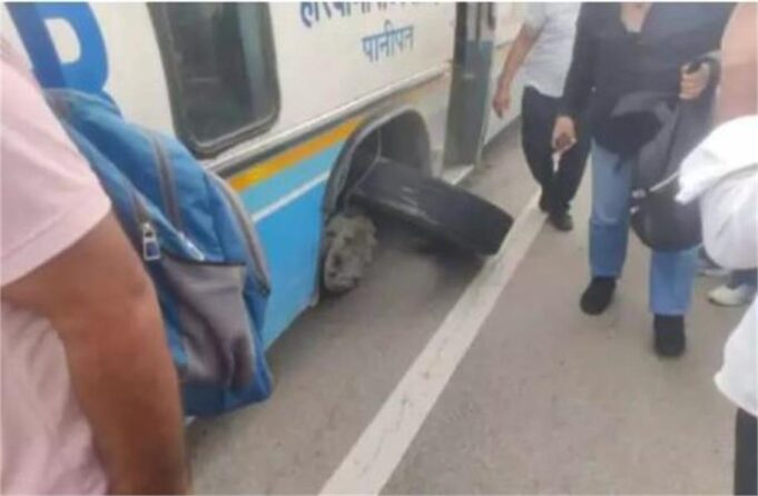 फतेहाबाद में बड़ा हादसा टला: रोडवेज बस का टायर फटा, ड्राइवर की सूझबूझ से 80 यात्रियों की जान बची