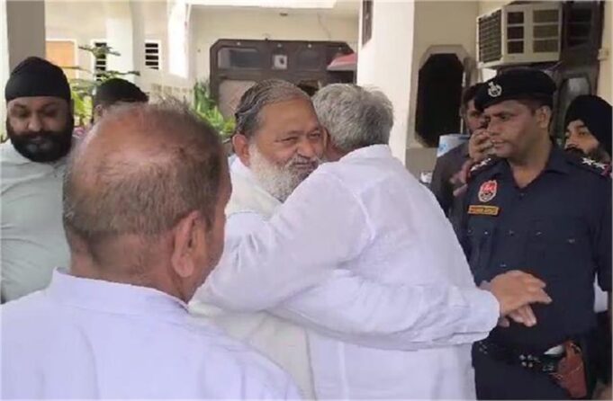 कांग्रेस विधायक निर्मल सिंह ने अनिल विज से की मुलाकात, जाना हाल, मंत्री के पांव में है फ्रैक्चर