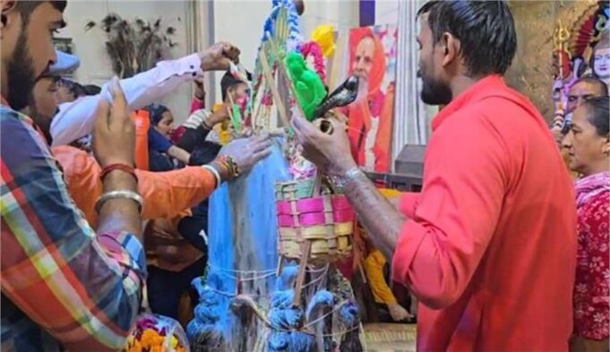 हर हर महादेव के जयकारों से गूंजे शिवालय