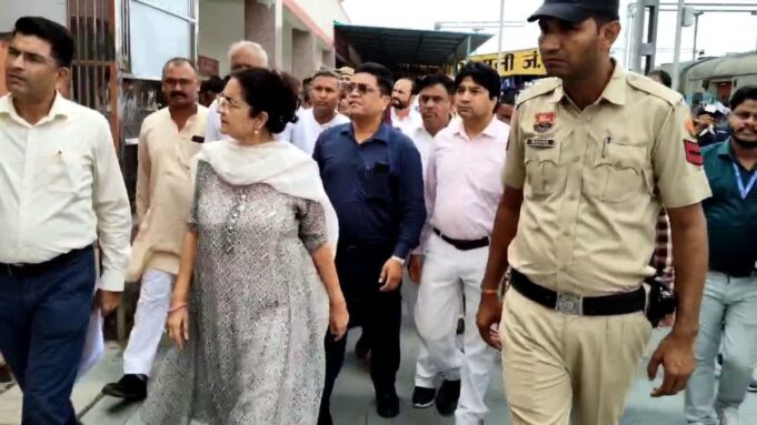 भिवानी स्टेशन का निरीक्षण करने पहुंची किरण चौधरी, कांग्रेस पर किया अटैक, दिग्विजय की टिप्पणी पर बोलीं- “वो जिम्मेदारी वाली बात नहीं करते”