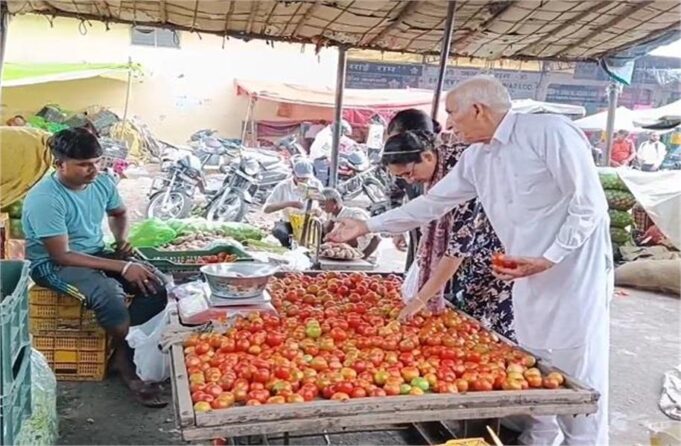 यमुनानगर की सब्जी मंडी में टमाटर के दाम में चौगुना इजाफा, इतने में बिक रहा टमाटर