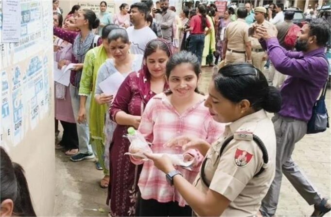 हरियाणा में HTET Exam खत्म, DC की गाड़ी को परीक्षार्थी ने मारी टक्कर, महिलाओं की चूड़ियां उतरवाईं