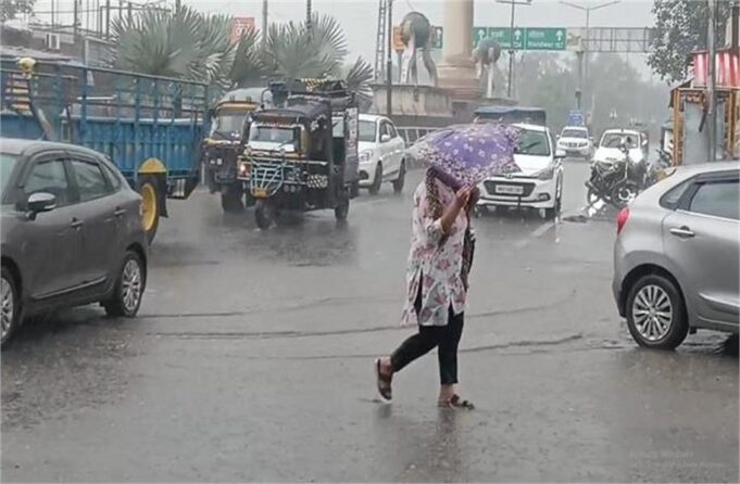 हरियाणा के इस जिले में हुई झमाझम बारिश, बादल छाने से दिन में ही हो गया अंधेरा