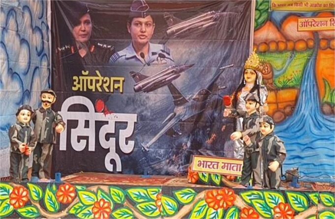 कृष्ण जन्माष्टमी पर मंदिर में लगाई गई ऑपरेशन सिंदूर की झांकी, बनी मुख्य आकर्षण का केंद्र