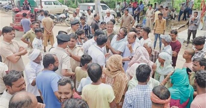 पेयजल किल्लत से खफा लोगों ने किया बसई रोड जाम