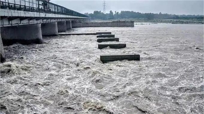 हथिनीकुंड बैराज में पानी का बहाव 39,512 से बढ़ कर 48,789 क्यूसेक पहुंचा, 18 गेट खोले… दिल्ली पर बाढ़ का खतरा
