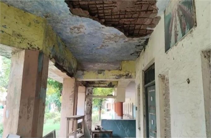शिक्षा मंत्री के गांव के 2 सरकारी स्कूलों की हालत जर्जर, छतें टपक रहीं…
