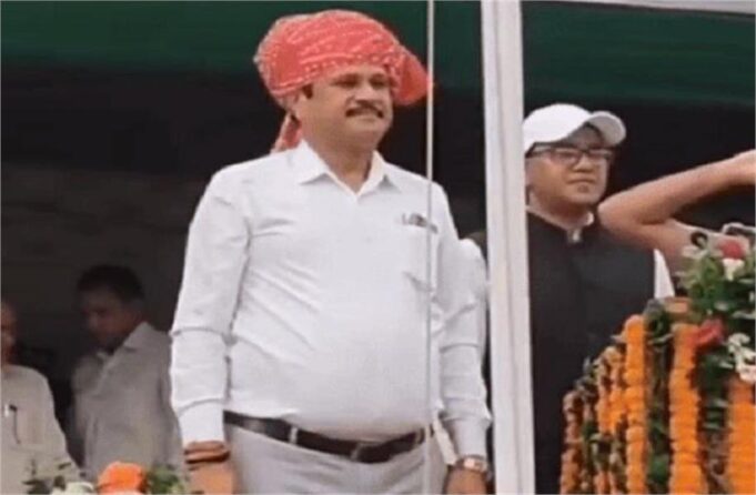 ये क्या? राष्ट्रीय ध्वज को सलामी देना भूल गए भाजपा विधायक, Video हुआ वायरल