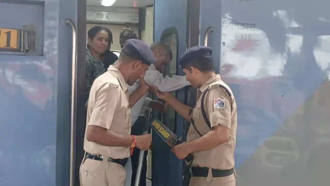 दिल्ली से अमृतसर जाने वाली शताब्दी में बम की सूचना से हड़कंप, अंबाला कैंट स्टेशन पर एक घंटे तक किया चेक