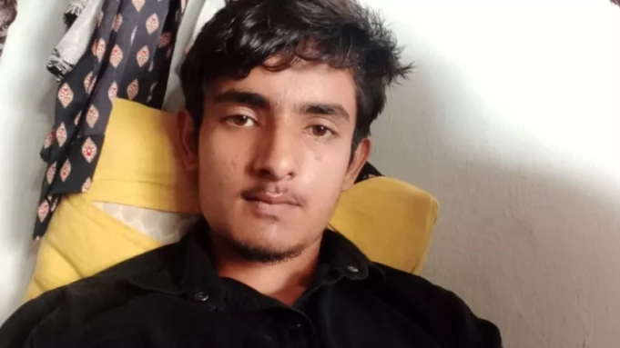 जर्जर सड़क ने फिर लील ली एक जिंदगी… जवान बेटे की मौत से परिवार में मचा कोहराम; मां का रो-रोकर बुरा हाल