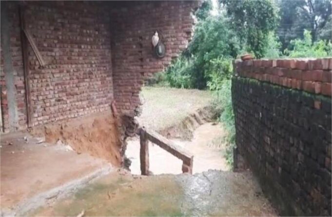 श्यामूवाला डैम टूटने से काठगढ़ गांव में गिरा मकान, कई लाख का सामान पानी में बहा