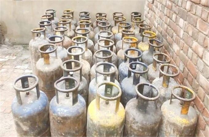 Haryana के इस जिले में हो रहा था कमर्शियल सिलेंडरों की कालाबाजारी, CM Flying ने किया भंडाफोड़