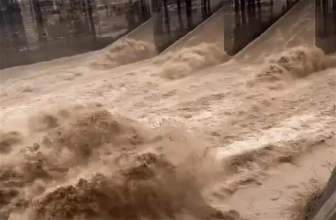 हथिनीकुंड बैराज पर यमुना का जलस्तर पहली बार 1 लाख क्यूसिक के पार, सभी फ्लड गेट खोले गए