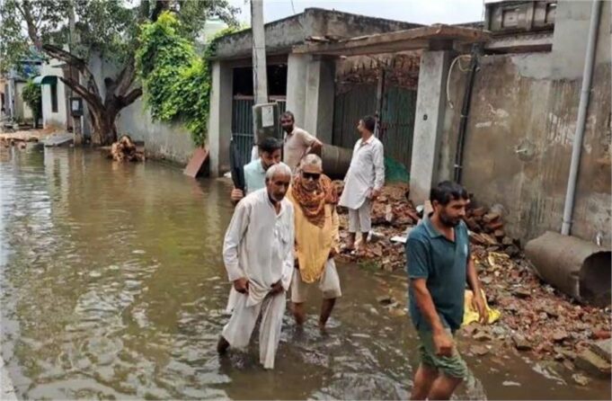 दादरी में कभी भी गिर सकते हैं मकान, ग्रामीणों ने कहा- अधिकारियों ने आंखे मूंद रखी है…