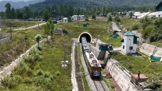 कश्मीर घाटी में अनंतनाग गुड्स शेड पर पहुंची पहली फ्रेट ट्रेन, आर्थिक विकास को मिलेगी रफ्तार