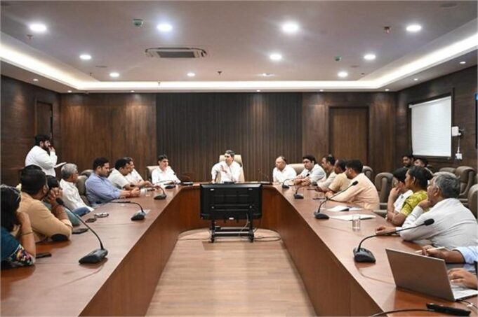 MCG कमिश्नर ने पार्षदों संग की बैठक, विभिन्न मुद्दों पर हुई चर्चा