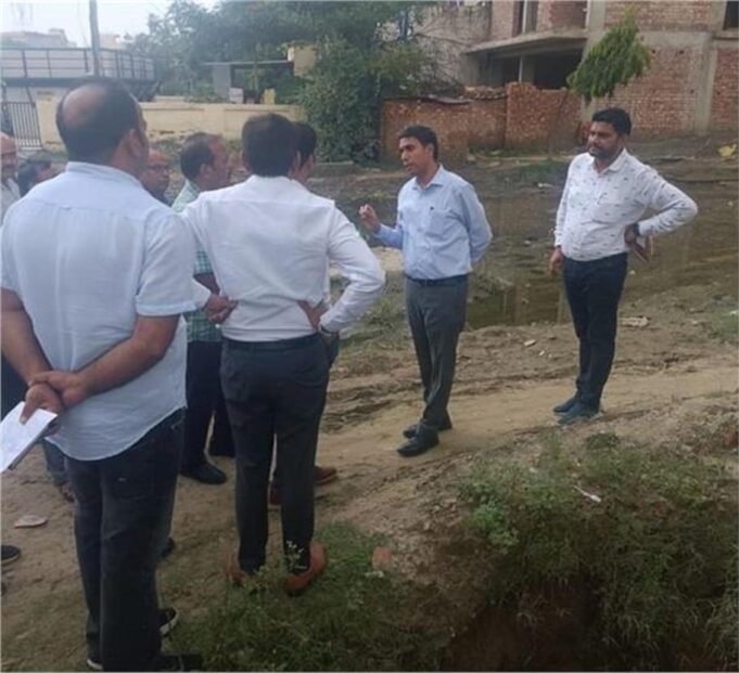 MCG कमिश्नर ने किया जलभराव के क्षेत्रों का दौरा, ड्रेनेज कनेक्टिविटी पर हुआ मंथन