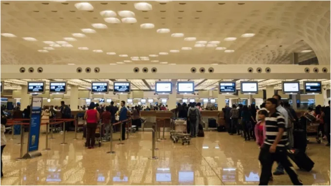मुंबई एयरपोर्ट पर नेटवर्क फेलियर, सारे सिस्टम हुए डाउन; यात्रियों की भारी भीड़