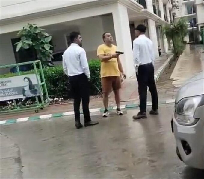 सोसाइटी में सिक्योरिटी गार्ड पर एक ने तानी बंदूक, सोशल मीडिया पर वीडियो वायरल