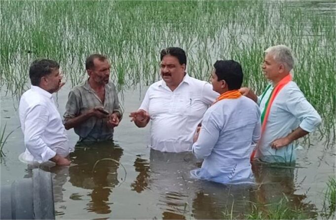 ‘जुलाना मेरा क्षेत्र नहीं’ वाले बयान के बाद घिरे डिप्टी स्पीकर, अब वहीं पानी में खड़े होकर जायज़ा लिया