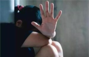 युवती से रेप और अश्लील वीडियो बनाने का आरोपी दो हफ्ते से फरार