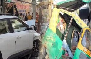 तेज रफ्तार कार ने थ्री व्हीलर को टक्कर मारी, महिला की मौत, 3 घायल