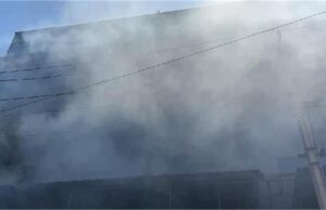 बेसमेंट से लगी आग, जूता फैक्ट्री में फैल गई: फायरब्रिगेड की 4 गाड़ियां मौके पर