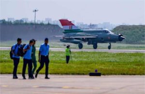भारतीय वायुसेना ने मिग-21 को दी विदाई, एयर चीफ मार्शल ने भरी आखिरी उड़ान