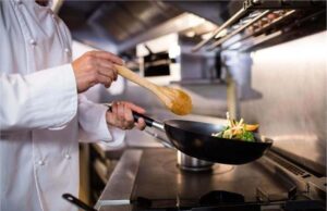 नौकरी न मिलने पर कुक को धमकी—युवक बोला: “गैंग लाकर तुम्हें अगवा कर मार दूंगा”