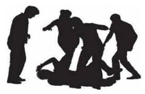 थाना बना जंग का मैदान, पति-पत्नी में जमकर हुई मारपीट