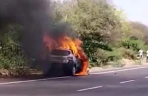 AC शॉर्ट सर्किट से चलती कार में लगी आग, मची अफरा-तफरी