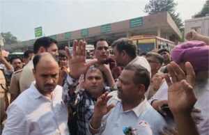 महिला पुलिसकर्मी ने बस कंडक्टर को थप्पड़ मारा, रोडवेज कर्मचारियों में भड़का हंगामा