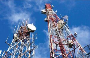 प्रेमिका के नाम पर टावर पर चढ़ा युवक, फिल्मी अंदाज में किया हंगामा