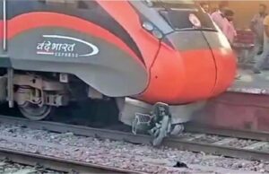 सावधानी में चूक: वंदे भारत से टकराई बाइक, बाल-बाल बचे हजारों यात्री