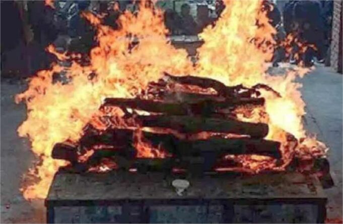 पति की मौत के 15 घंटे बाद पत्नी ने भी तोड़ा दम, दोनों का एक ही चिता पर हुआ अंतिम संस्कार